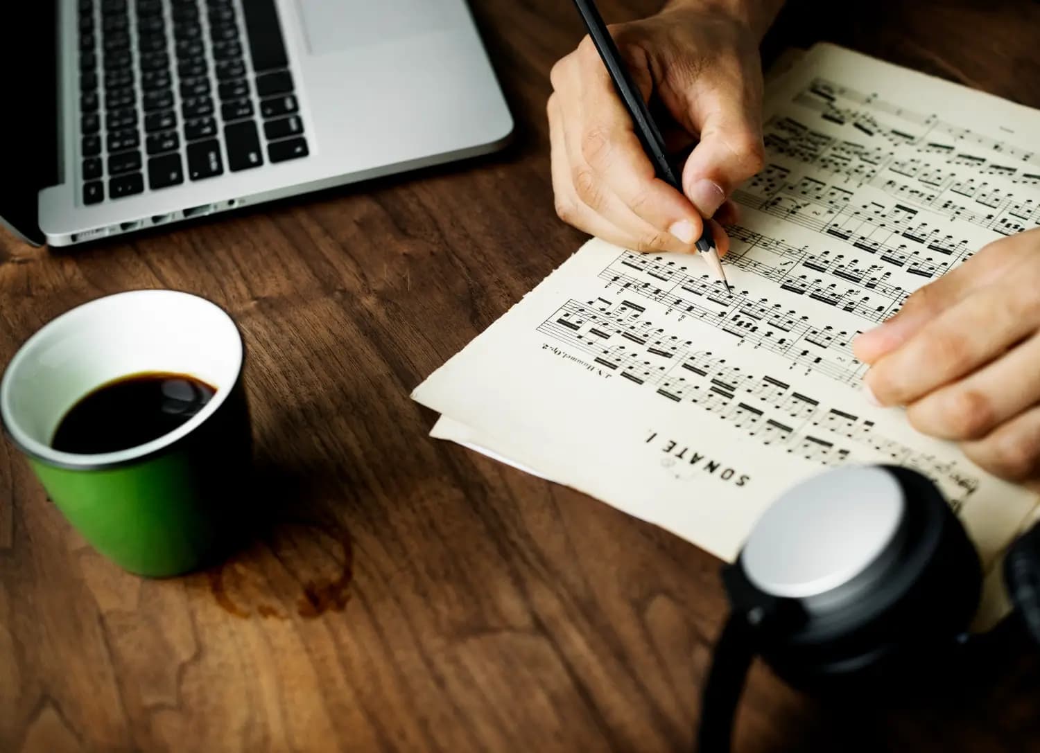 Top 5 Tips for Arranging Your Tracks Like a Pro